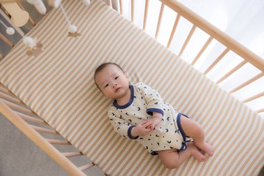 Yeni doğmuş bebek bebek beşiğinde huzur içinde uyuyor.