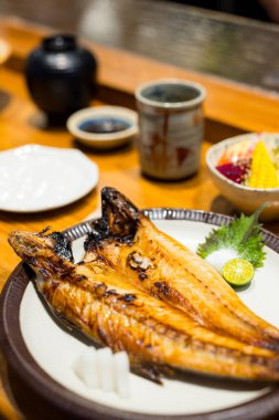 Japon restoranında ızgara balık servis ediliyor.