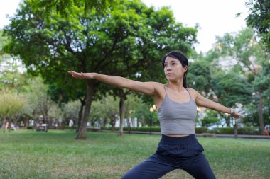 Savaşçı kadın, iki yoga pozu veriyor.