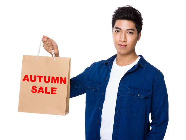 Azjatycki młody człowiek z torbą na zakupy — Zdjęcie stockowe