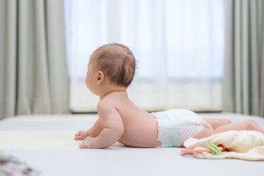 Yumuşak zeminde sürünen tatlı bebek.