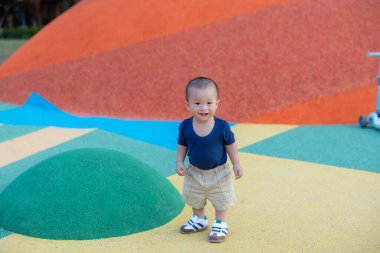 Renkli çocuk parkında şirin bir bebek.