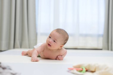 Yeni doğmuş bebek yumuşak battaniyede sürünüyor