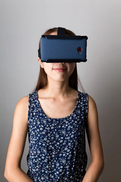 Femeia care utilizează dispozitivul VR — Fotografie, imagine de stoc