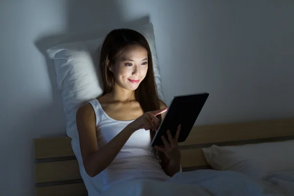 Vrouw die 's nachts met tablet pc werkt — Stockfoto