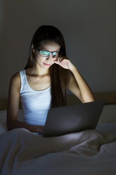 Mulher sentindo-se cansado wile usando o computador portátil — Fotografia de Stock