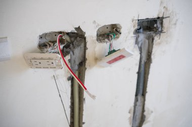 Elektrik tesisatı kurulumu ile ev dekorasyonu sahnesi