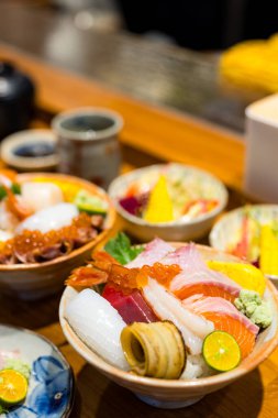 Japon deniz ürünleri kasesi ve sashimi dilimleri.