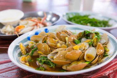 Tayvan restoranı fırında kızartılmış midye pişiriyor.