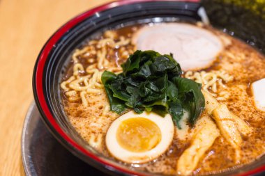 Lezzetli Japon tonkotsu ramen kasede servis edilir.