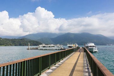 Tayvan 25 Ekim 2025: Tayvan 'daki Güneş Ay Gölü' nde gezi teknesi iskelesi