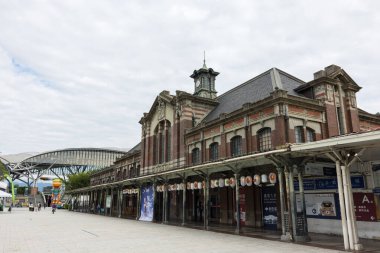 Tayvan 27 Ekim 2025: Taichung eski tren istasyonu müzesini ziyaret eden turistler