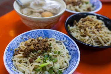 Geleneksel Tayvan kıymalı erişte kasesi masada.