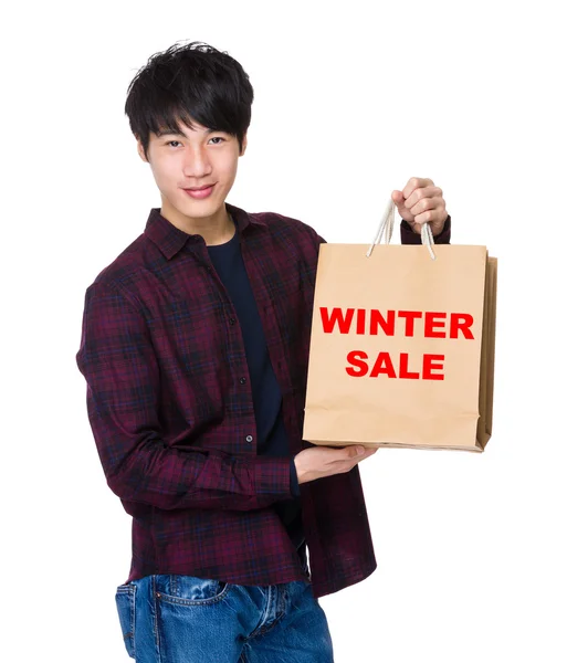 Joven asiático hombre con bolsas de compras — Foto de Stock