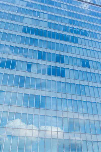 Nubes reflejadas en ventanas —  Fotos de Stock