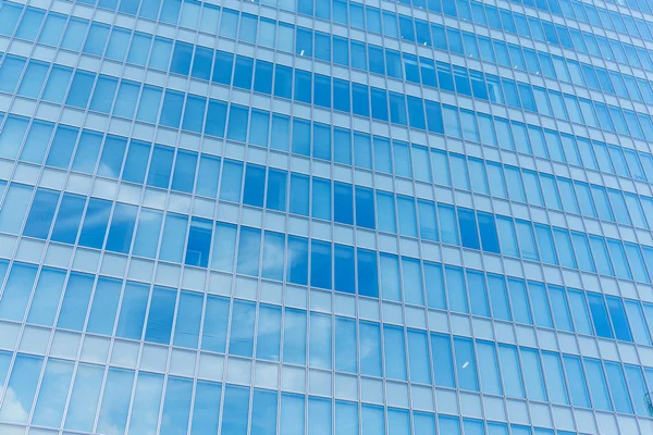 Moln reflekteras i fönster — Stockfoto