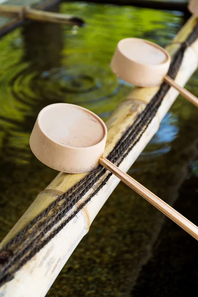 Traditionelle japanische Bambusbrunnen tropfendes Wasser — Stockfoto