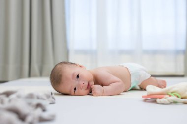 Tatlı bebek paspasın üzerinde uzanıyor.