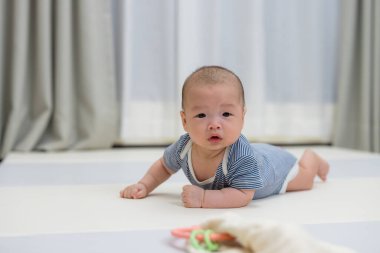 Mutlu bebek paspasın üzerinde emeklemeyi öğreniyor