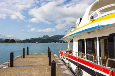 Tayvan 25 Ekim 2025: Güneş Ay Gölü manzaralı turne teknesi rıhtımı