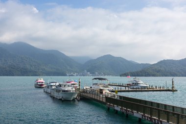 Tayvan 25 Ekim 2025: Güneş Gölü Tahta Rıhtımı Gezi Teknesi