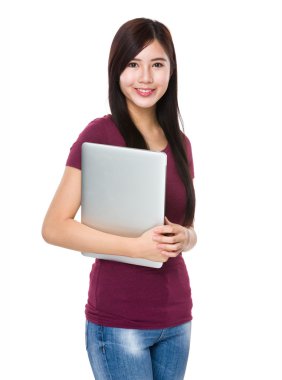 kırmızı t-shirt Asyalı genç kadın