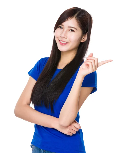 Asiatische junge Frau im blauen T-Shirt — Stockfoto