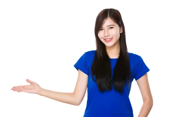 Asiatiska ung kvinna i blå t-shirt — Stockfoto