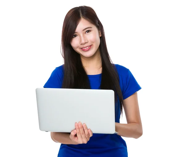 Aziatische jonge vrouw in blauw t-shirt — Stockfoto