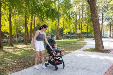 Annem Tayvan 'daki Sun Moon Gölü' nde bebek arabası itiyor.