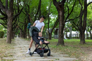 Annem parkta bebek bakıcılığı yapıyor.