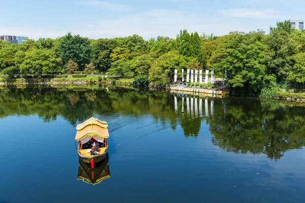 Bateau touristique dans la rivière dans le parc — Photo