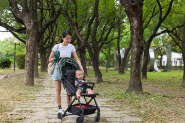 Annem bebek arabasını iterken parkta birlikte yürüyorduk.