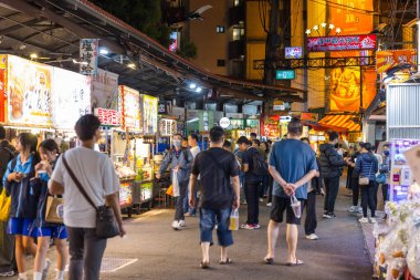 Tayvan 27 Ekim 2025: Taichung şehrinde gece pazarı sahnesi