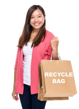 Asyalı genç kadın ile alışveriş torbaları