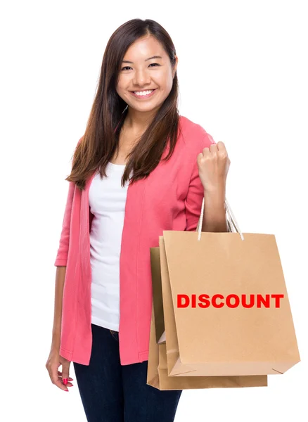 Aziatische jonge vrouw met shopping tassen — Stockfoto