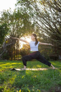 Parkta yoga yapan kadın.