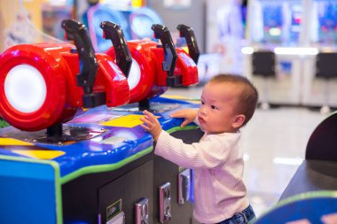 Mutlu bebek oyun salonunda eğleniyor