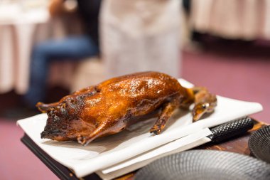Restoranda kesmeye hazır bir ördek.