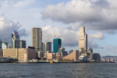 Hong Kong 21 Haziran 2023: Hong Kong Victoria Limanı hava güneşli.