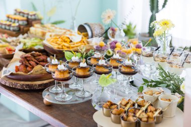 Doğum günü partisi yemekleri süslü masalarda servis edilir.