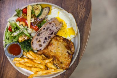 Bütün gün kahvaltı tabağı ve salata kızartması.