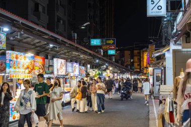 Tayvan 27 Ekim 2025: Taichung şehrinde gece pazarı sahnesi