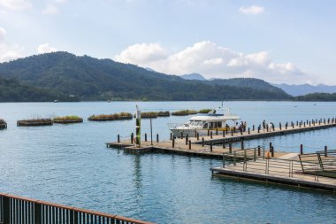 Tayvan 25 Ekim 2025: Güneş Ay Gölü İskelesi Tekne ve dağ arka planlı