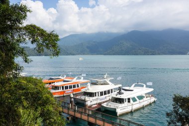 Tayvan 25 Ekim 2025: Sun Moon Gölü 'nde gezi teknesi iskelesi