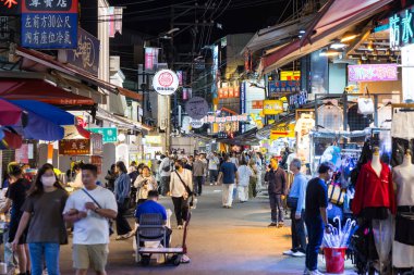 Tayvan 27 Ekim 2025: Taichung şehrinde gece pazarı sahnesi