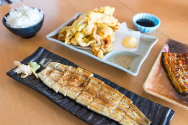 Geleneksel Japon usulü ızgara yılan balığı.