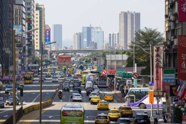 Tayvan 02 Ocak 2024: Trafik ve kuleleri olan Tayvan şehri sokak manzarası
