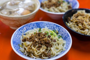 Tayvan usulü kıymalı kıymalı erişte taze sıcak servis edilir.