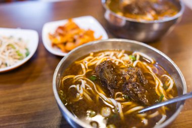 Geleneksel Tayvan et çorbası kasede servis edilir.